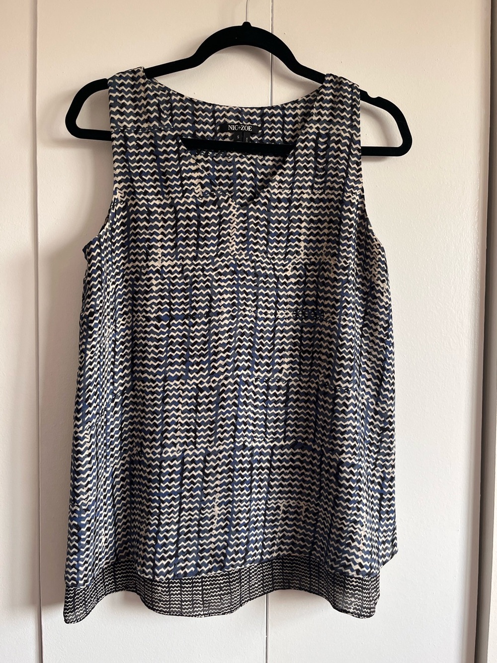 Nic + Zoe Patterned Sleeveless V-Neck Blouse